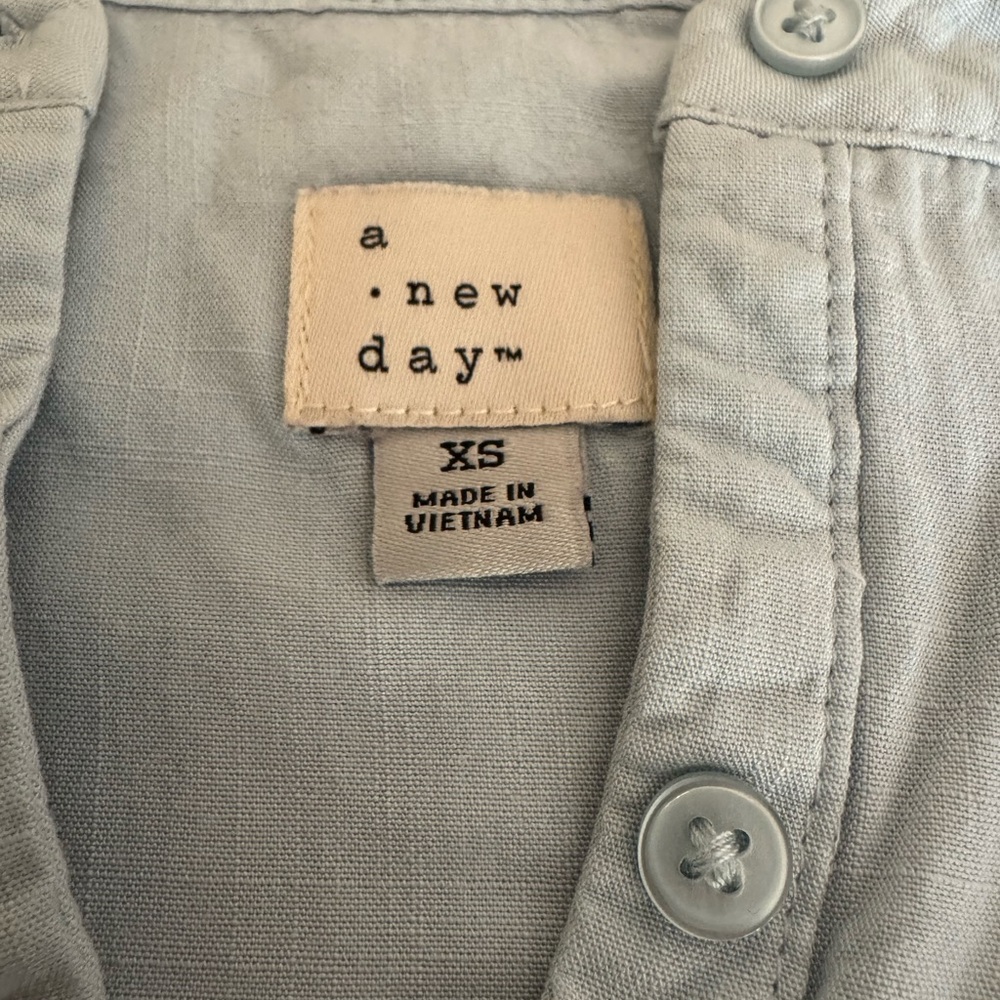 Soft Blue Pullover 3/4 Sleeve Shirt